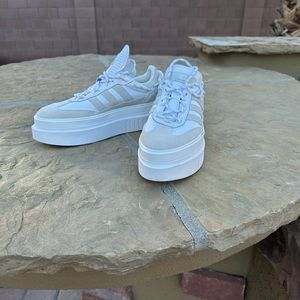 Women’s size 8 Adidas x Ivy Park cream and white tennis shoes sneakers